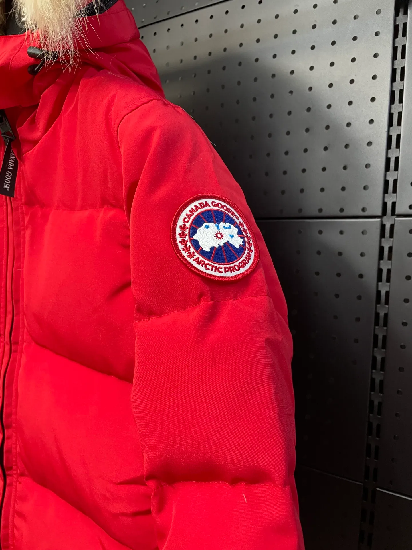 P880 Red Canadian CANADA GOOES 04/Female model. The Arctic and Antarctic scientific expedition teams and others all choose Canada Goose as their cold-proof equipment. They are the Rolls-Royce of down jackets.  ➖ Industry-leading anti-counterfeiting chip sensing.  ➖ Imported Behringer embroidery machines and customized embroidery labels, the highest level and industry leading.  ➖ Imported Korean 21-count polyester-cotton blended original fabric, TC85 waterproof coated fabric, water-repellent, windproof and wear-resistant.  ➖ The new national standard 80 white duck down is filled with an average of 520 grams of down. The amount of down filled is industry-leading.  ➖ 100% nylon lining with double double-layer sealing design to prevent velvet running, and seamless thread design on the cuffs!  ➖ Western Canadian Green Wolf Collar.  ➖ Yoshida YKK provides original factory-customized electroplated sliders. YKK two-way lockable zippers are tight and smooth and do not peel off paint.  ➖ 3M composite Velcro is durable and the accessories and hardware are all custom-made. Only for the purest goose, the most dedicated, the most professional, the highest quality, the highest cost performance!    SIZE:XS-XXL